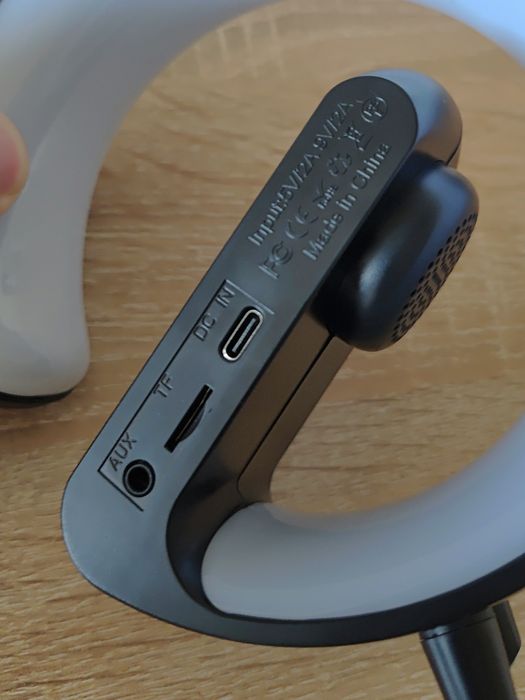 Zegar z budzikiem bluetooth z funkcją bezprzewodowego ładowania, głośn