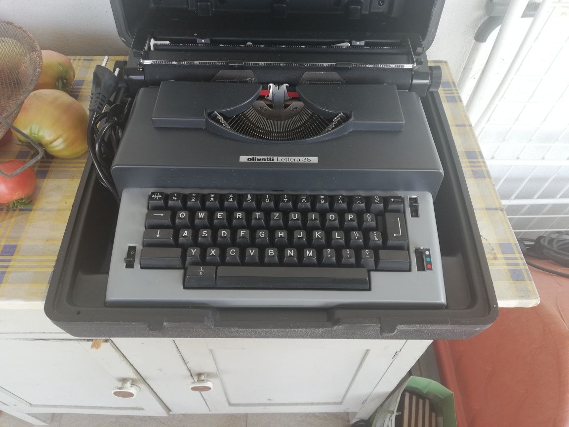 Máquina de escrever electrónica antiga olivetti lettera 38