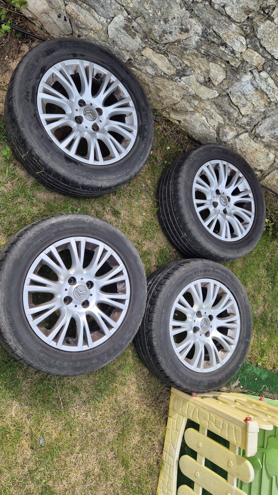 Komplet opon letnich z alufelgami 215/55 R16