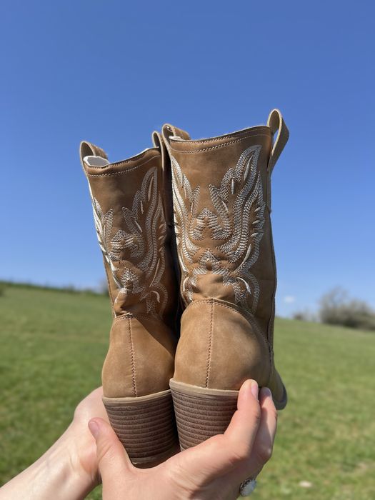 Стильні шкіряні козаки з вишивкою