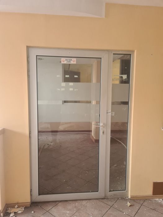 Aluminiowe drzwi z bocznym przeszkleniem o wymiarach 145cm x 215cm