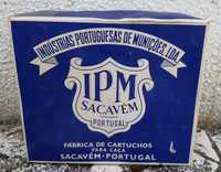 Conjunto de antigas caixas de papelão de lojas de Lisboa