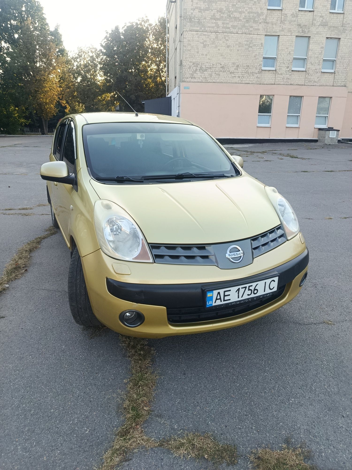 ПродамNissan Note E11 1,6 газ-бензин