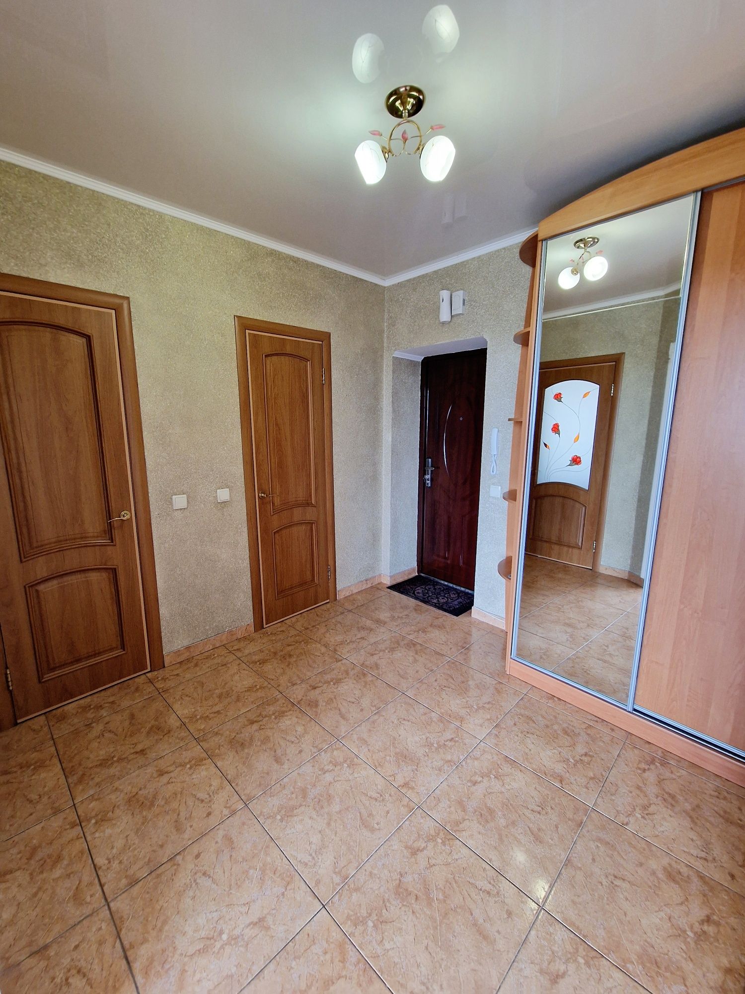 р-н ПортСіті 500 грн погодинно 900 грн подобово, помісячно за домовл.