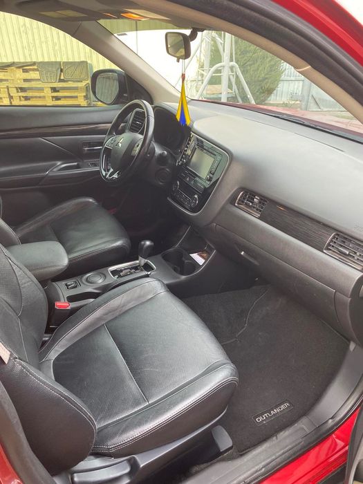 Mitsubashi outlander 2016 рік