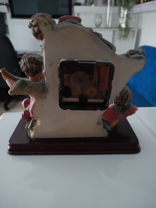Piękny zegar kamienny z aniołami