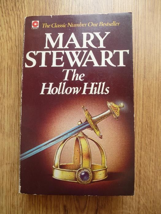 Książka po angielsku The Hollow Hills - Mary Steward