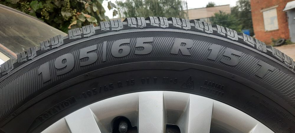 Шини зимові (в зборі диски 5/100 і ковпаки)  195/65 R15 SEMPERIT