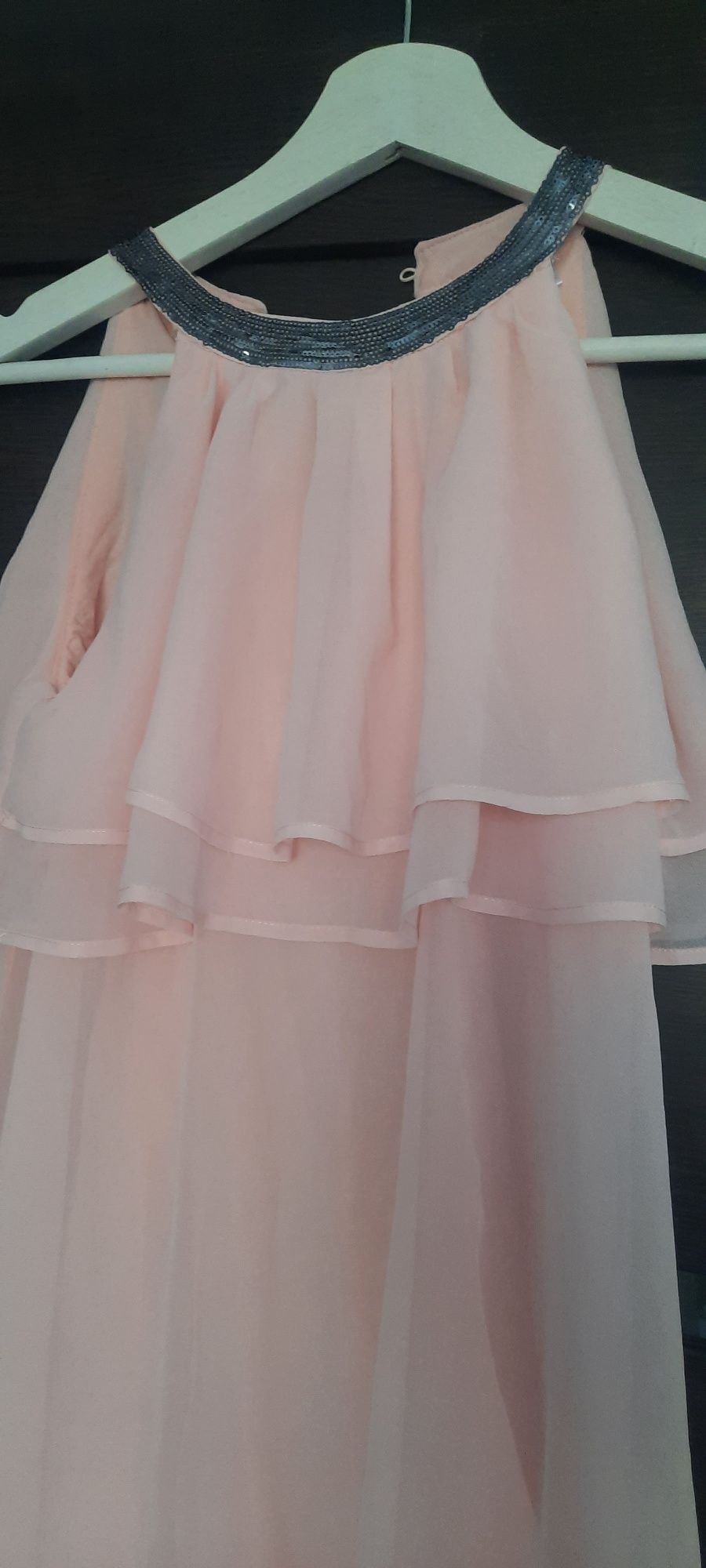 Śliczna elegancka sukienka