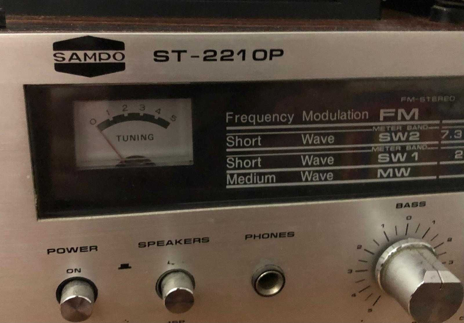Aparelhagem com rádio gira-discos cassetes e duas colunas
