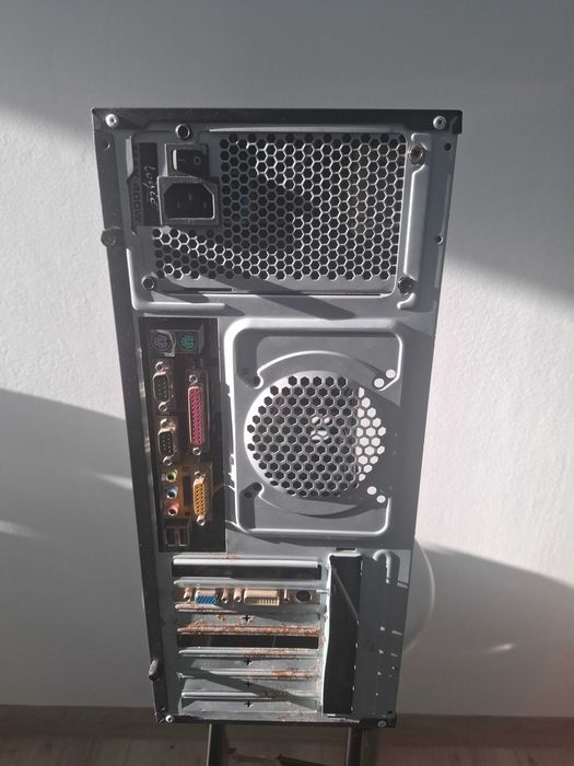 Komputer Retro Athlon 2000+ Radeon 9200 1GB RAM 80GB HDD Win XP MB ECS