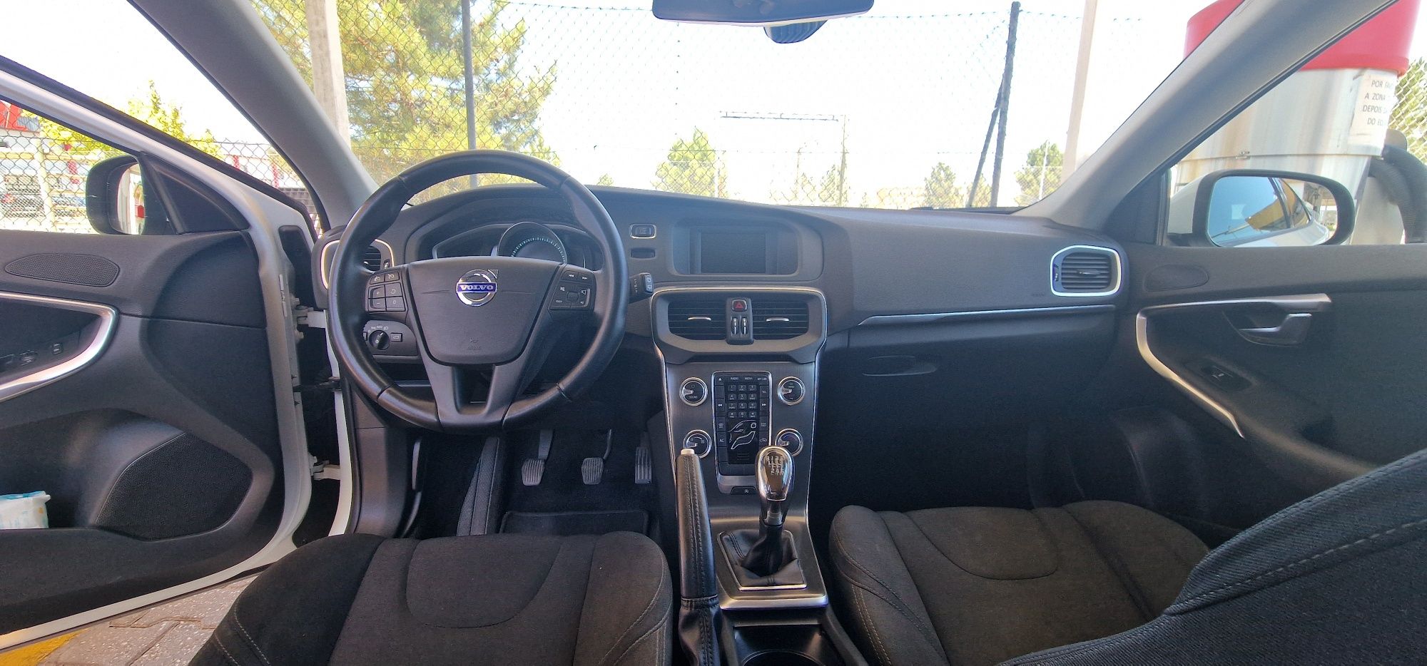 Volvo V40 D2.   .