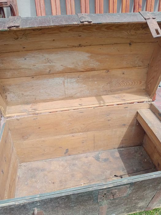 Antyk Stary kufer z metalowymi okuciami