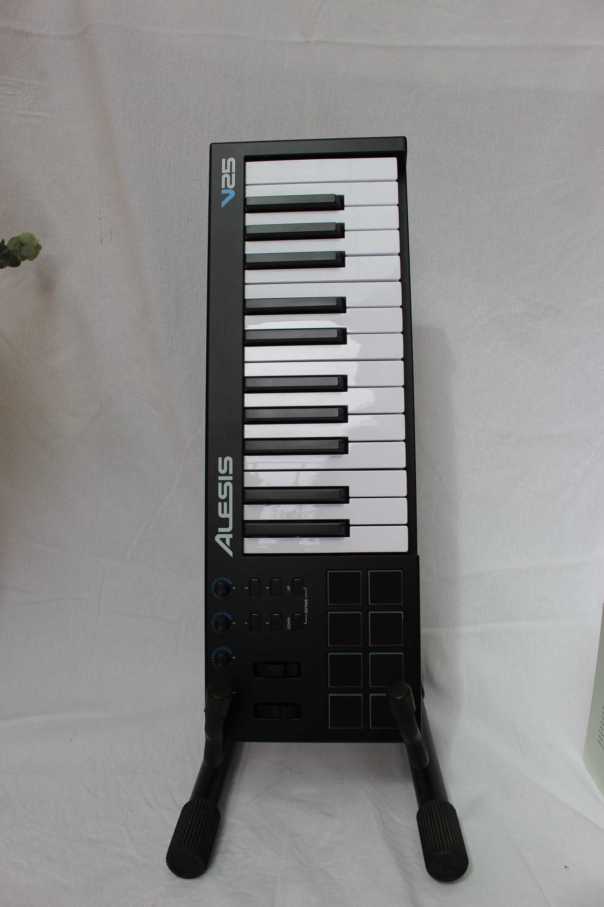 V25 25-Key USB-MIDI Keyboard Controller