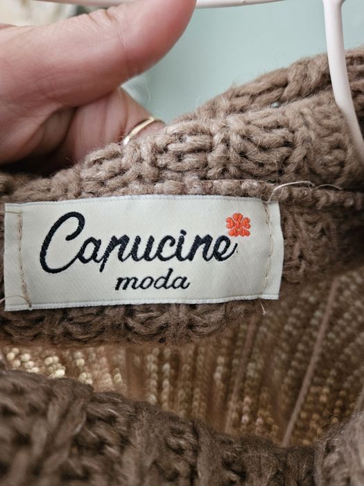 Jesienny sweter oversize'owy damski z dużym golfem brazowy włoski