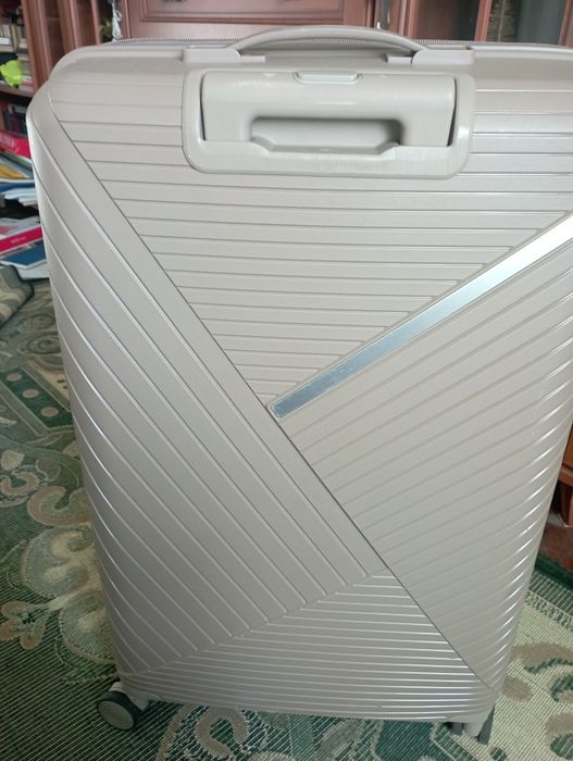 Чемодан на колесиках.