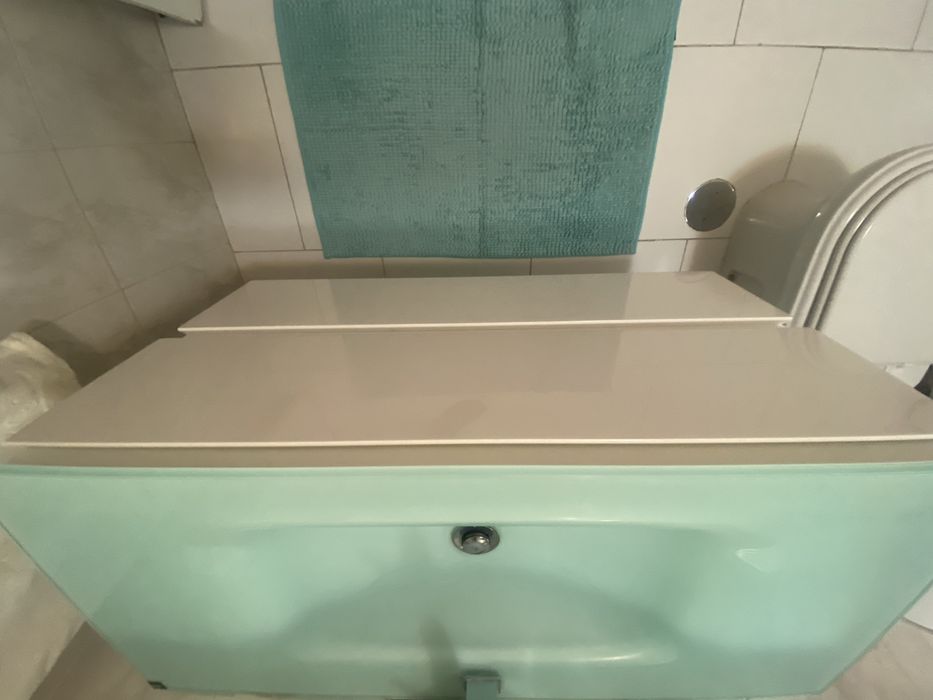 Móvel , espelho, torneiras , sanita e bidé wc