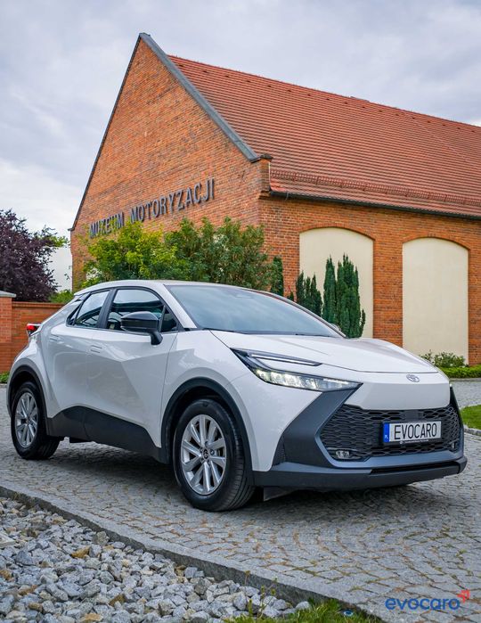 Wynajem nowa Toyota C-HR hybryda 2025