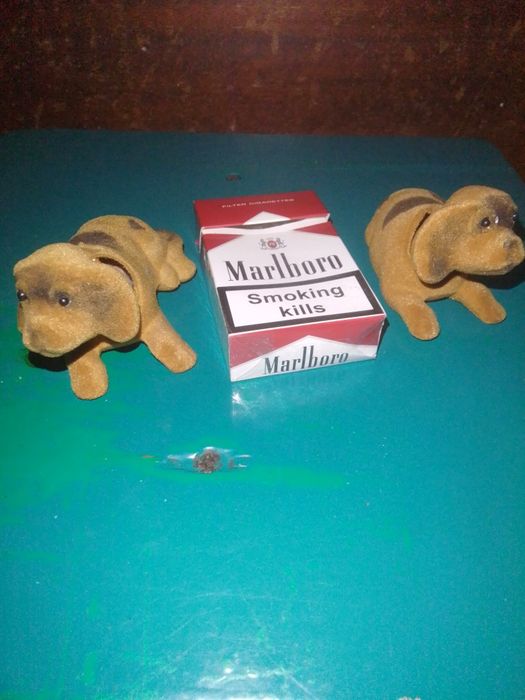 Собачка головой качает