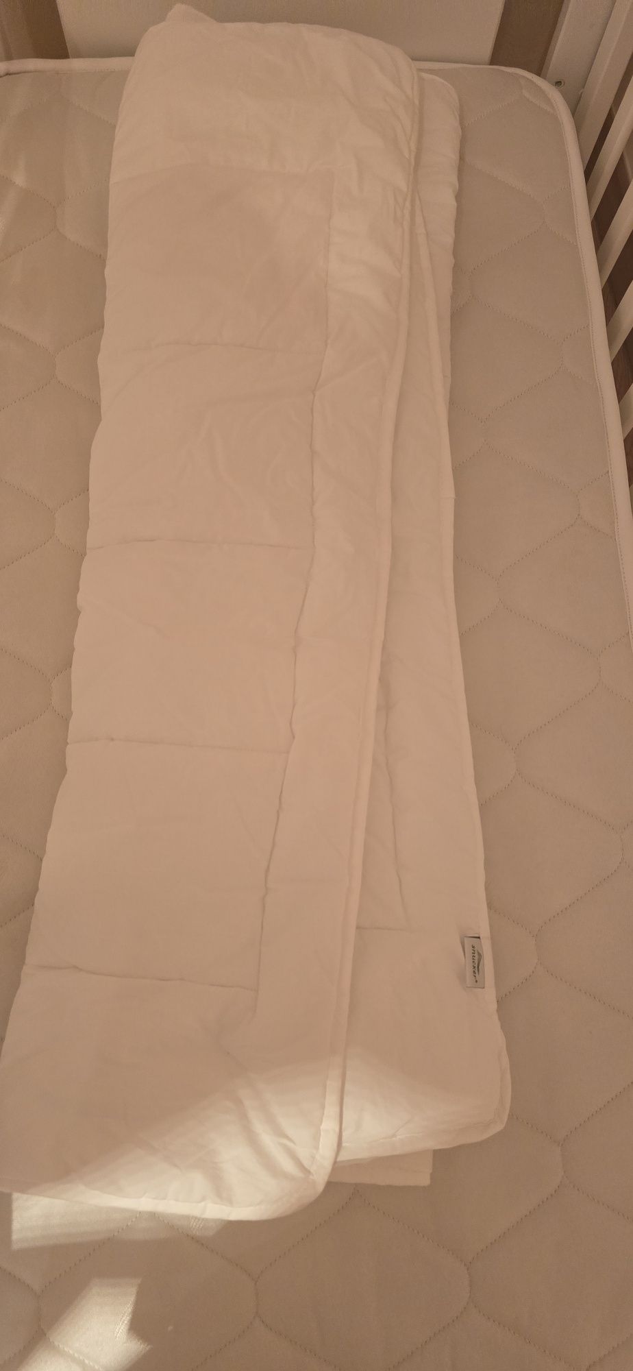 Berço Trama com colchão e outros acessórios