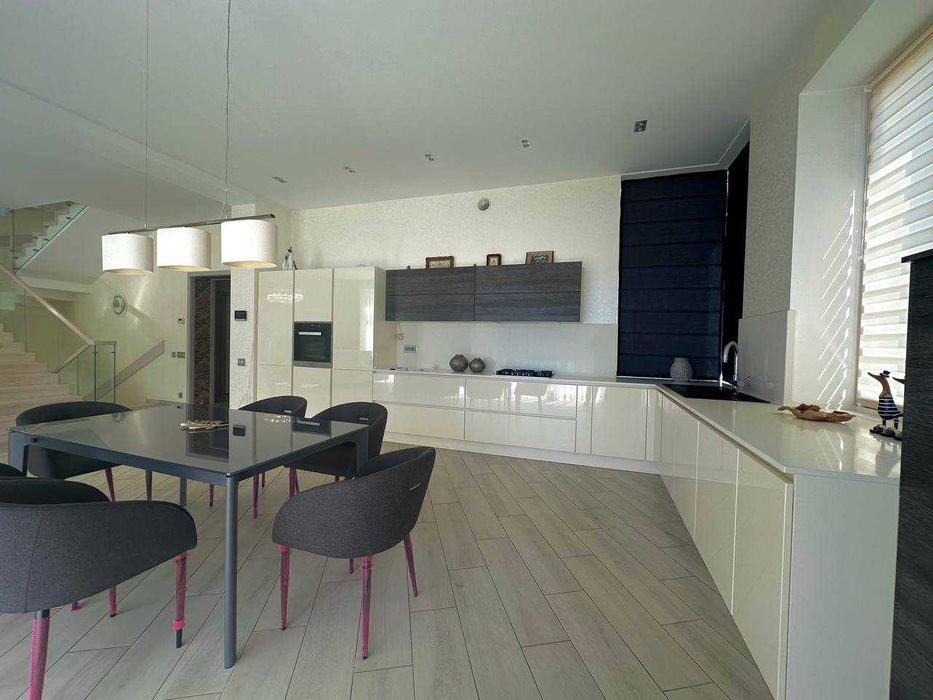 Надёжный дом в Совиньоне с подвалом-укрытием и бассейном. 7,2 сотки.