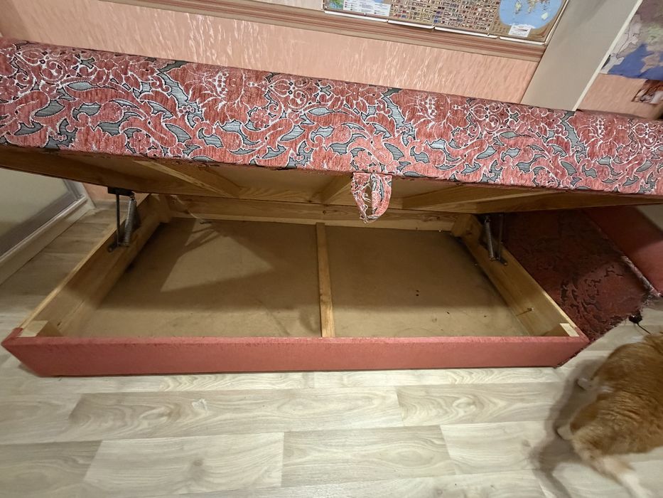 Диван, гарний стар та 3 подушки в наборі.