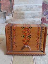 Dawne kolekcjonerskie drewniane pudełko,zdobione.