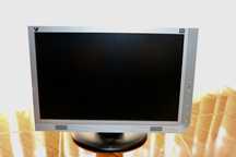 Monitores de 18'' Sony e V7
