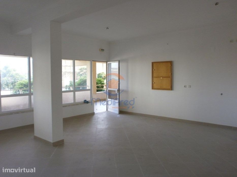 Loja de 80m2 com parqueamento na Reboleira