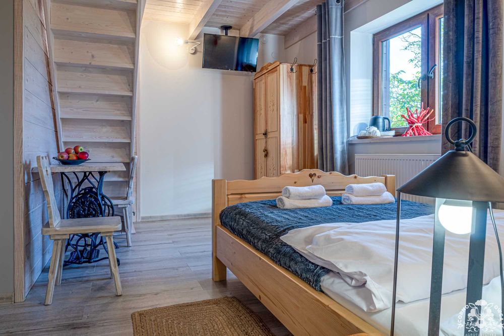 Noclegi z klimatem w Beskidach, blisko szlaku, pokoje z antresolą.