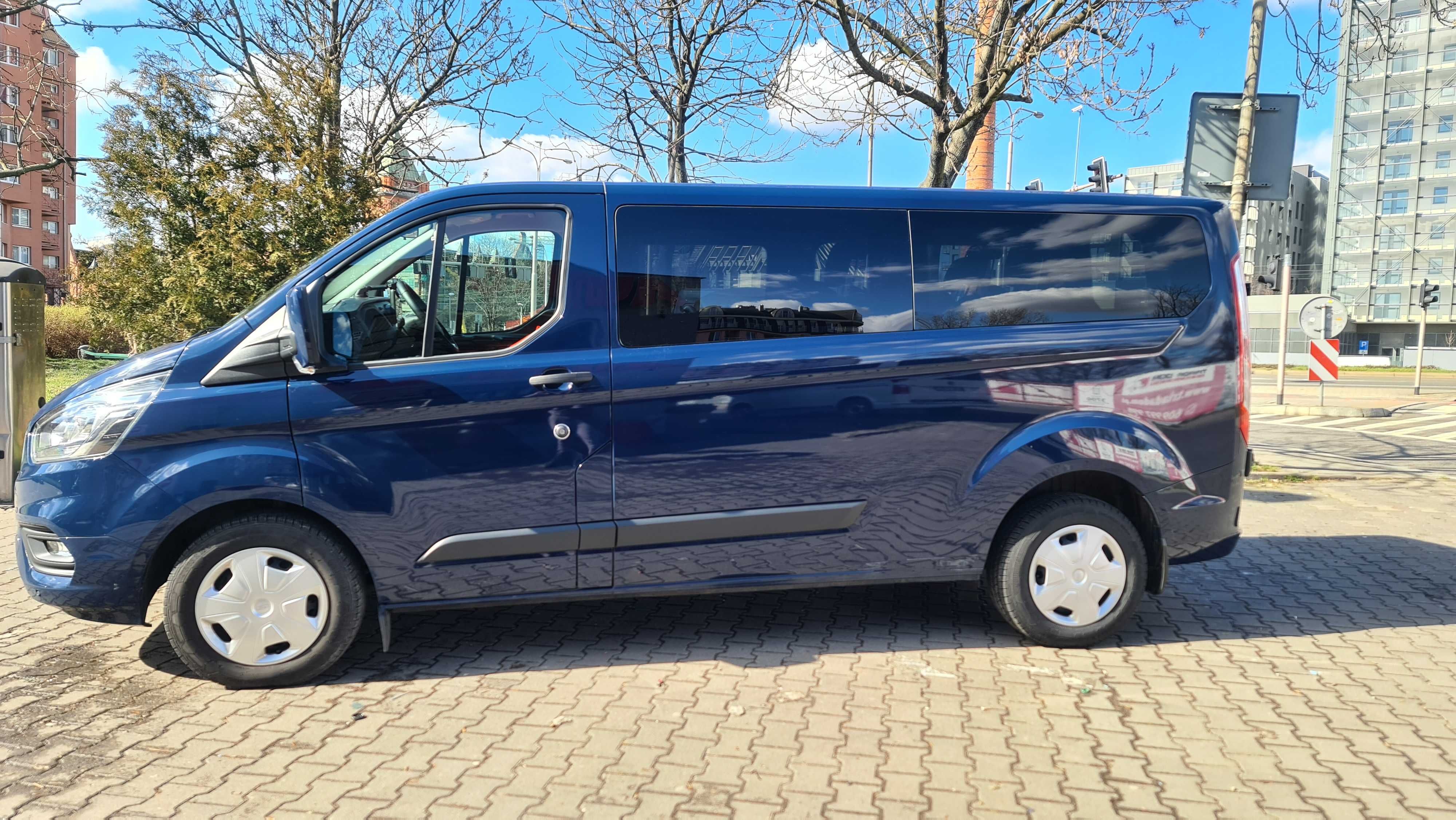 Wynajem wypożyczalnia busów busa 9-osobowego automat hak
