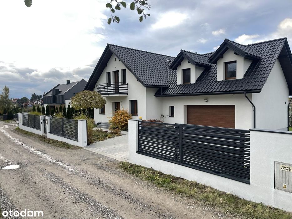 Nowoczesny dom położony w cichej, zielonej okolicy pod lasem