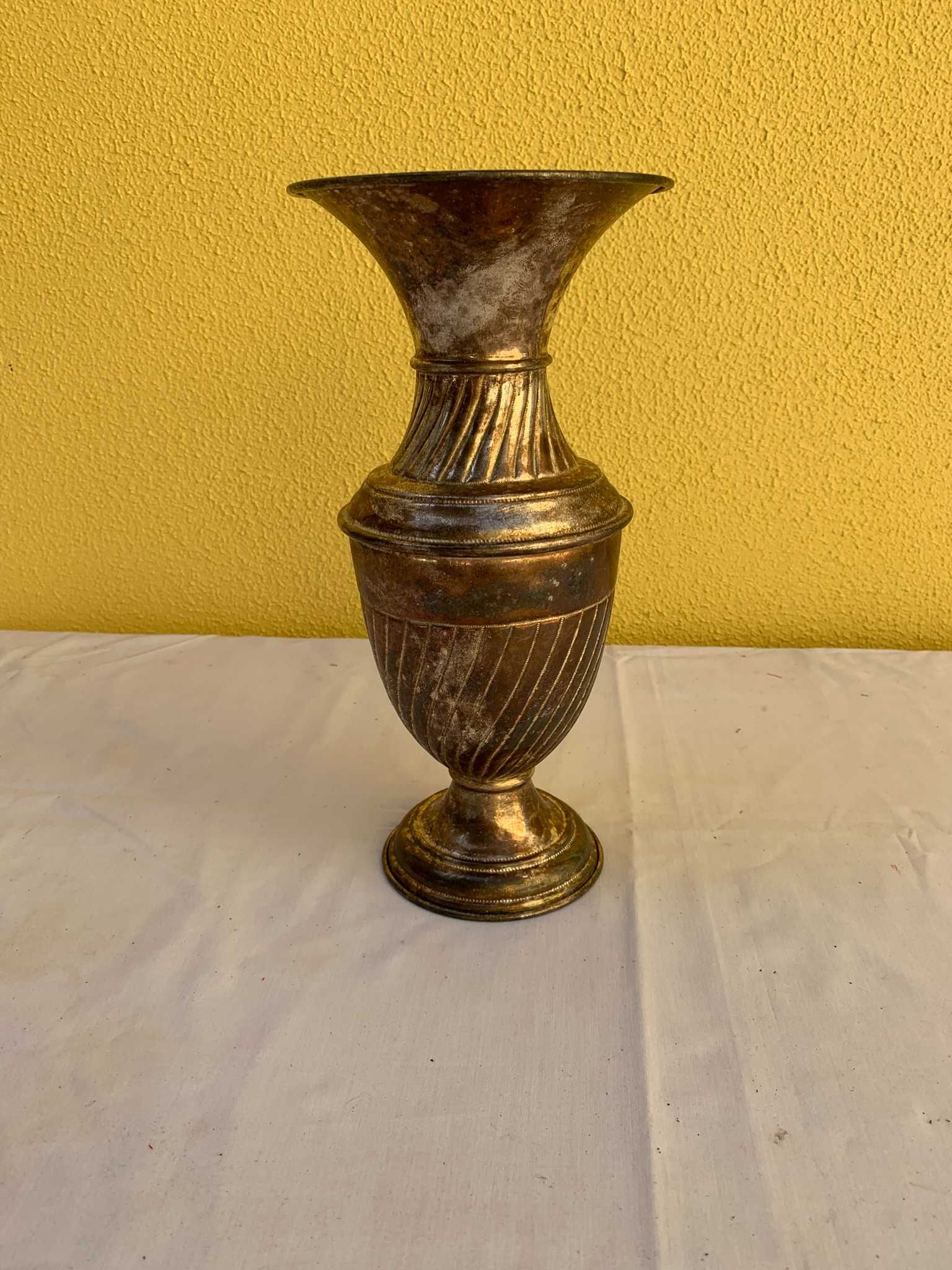 Vaso Decorativo em Metal – Estilo Clássico Vintage