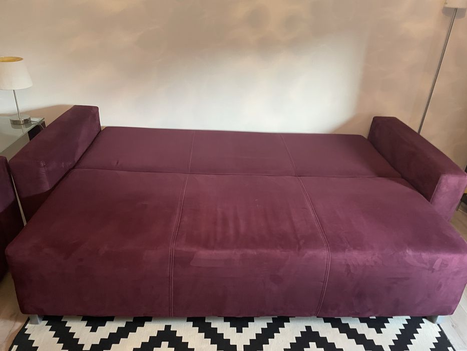 Rozkladana fioletowa kanapa i fotel