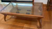 Mesa de centro em madeira com vidro bisote