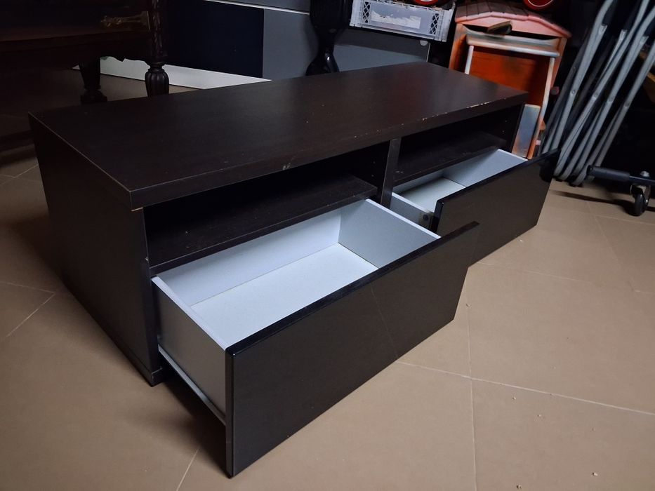 Móvel Besta Wengue com portas lacadas preto brilhante