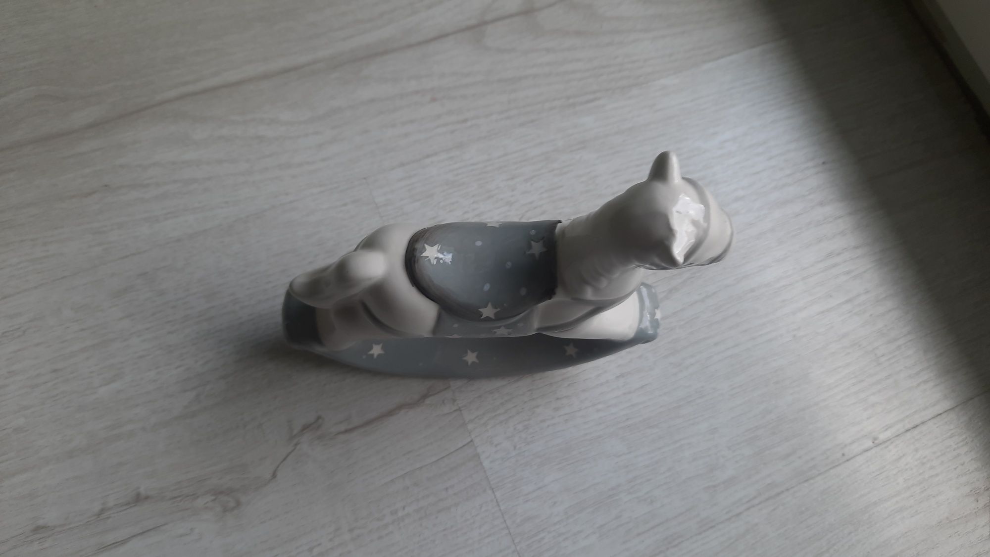 Porcelanowy konik na biegunach szaro bialy jak Nowy