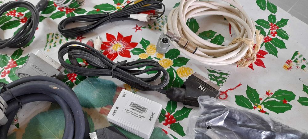 Cabos scart carregadores vários  e outro material