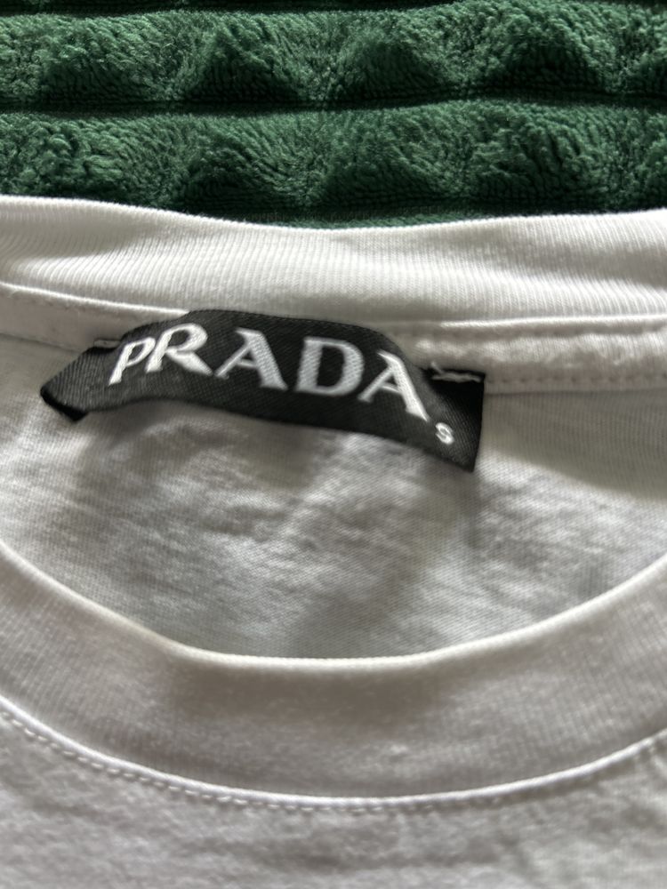 Biala koszulka z czerwonym logo firmy