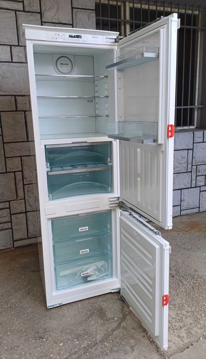Холодильник вбудованаий з морозильною камерою Miele KFN 37682 iD