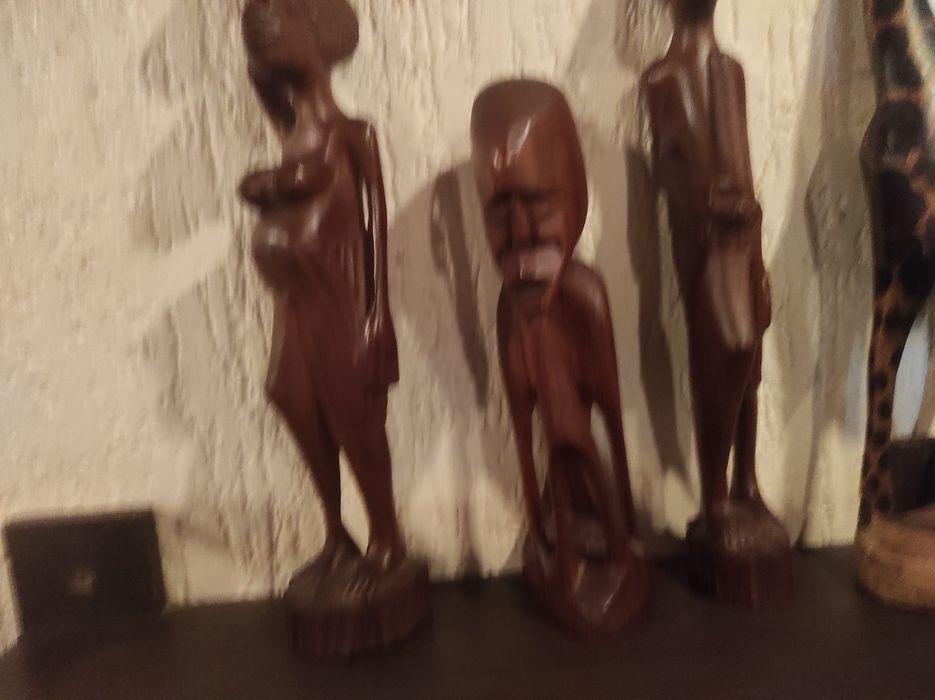 Boneco de pau pretoe peças em Africano