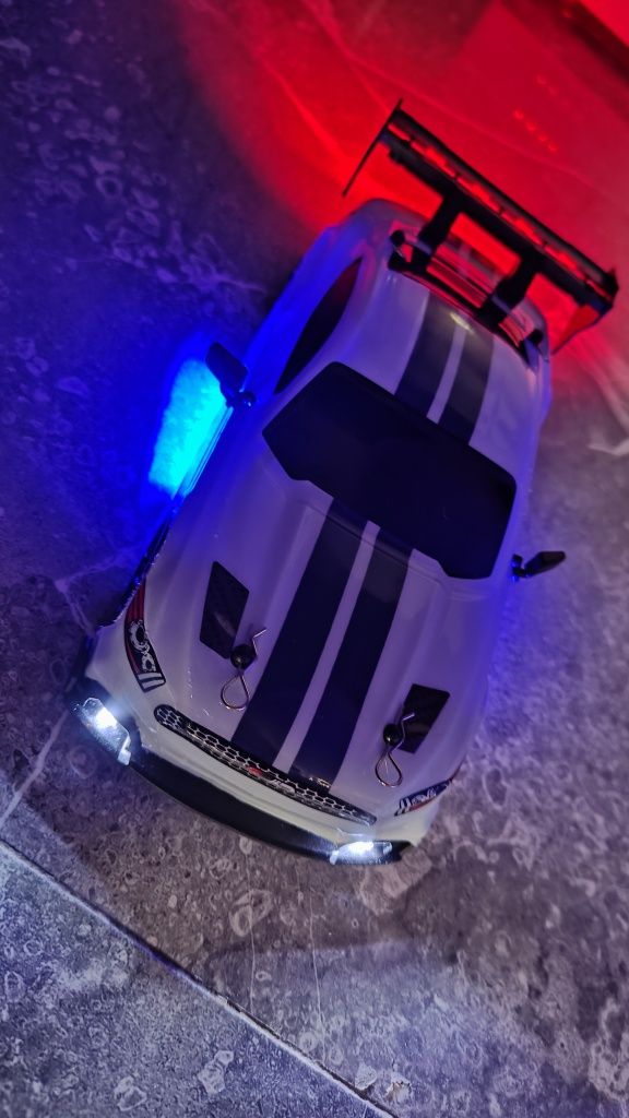 Samochód Ford Mustang GT 6 gen kolor biały pasy LED neony DRIFT RC 4wd