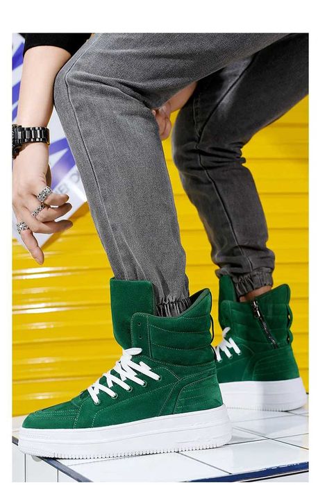 Стильні високі кросівки на шнурівці