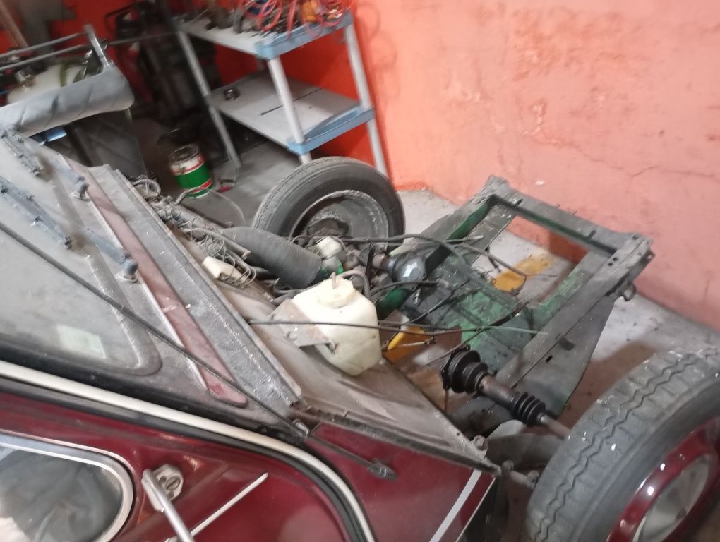 Citroen 2cv com pancada na frente