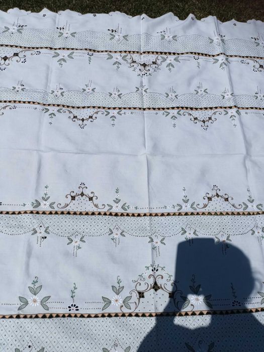 Toalha de Mesa com Bordados da Ilha da Madeira