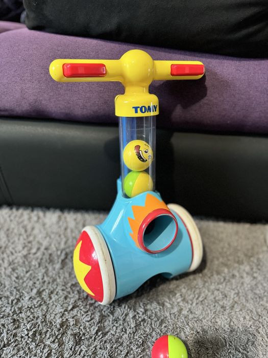 Каталка Tomy із кульками (5011666711617