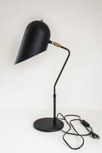 czarna metalowa lampka na biurko