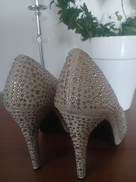 Szpilki złote cekiny 39