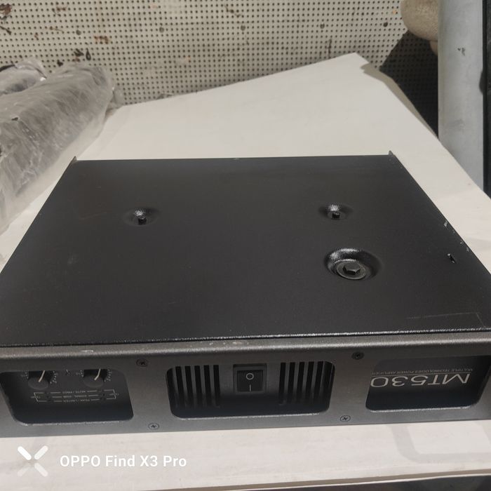 colunas 2 tripés mesa de mistura um amplificador