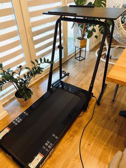 Czarna bieżnia na gwaranacji Costway + stolik na laptopa na bieżnię